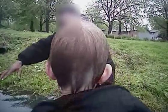 فيديو يحبس الانفاس.. شرطي شجاع ينقذ طفلاً من الغرق صورة رقم 5