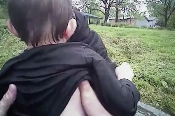 فيديو يحبس الانفاس.. شرطي شجاع ينقذ طفلاً من الغرق صورة رقم 6