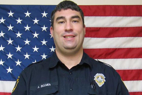 فيديو يحبس الانفاس.. شرطي شجاع ينقذ طفلاً من الغرق صورة رقم 1