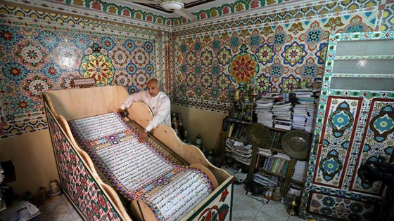 خطاط مصري يكتب اطول مصحف مزخرف في العالم ويدخل موسوعة جينيس صورة رقم 6