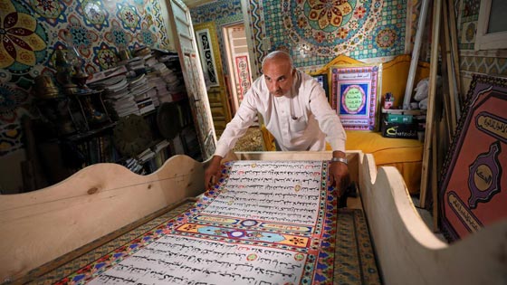 خطاط مصري يكتب اطول مصحف مزخرف في العالم ويدخل موسوعة جينيس صورة رقم 7