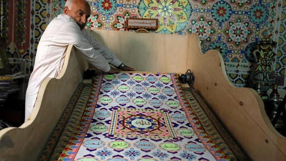 خطاط مصري يكتب اطول مصحف مزخرف في العالم ويدخل موسوعة جينيس صورة رقم 8