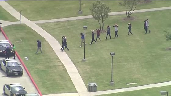 صور وفيديو: فشل علاقة عاطفية وراء اطلاق النار والانتحار في جامعة تكساس  صورة رقم 8