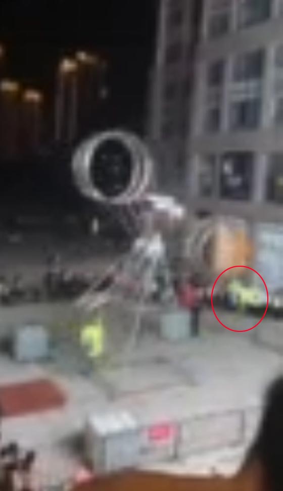 فيديو مروع.. لاعب سيرك يسقط أثناء تقديم أحد العروض في الصين صورة رقم 1