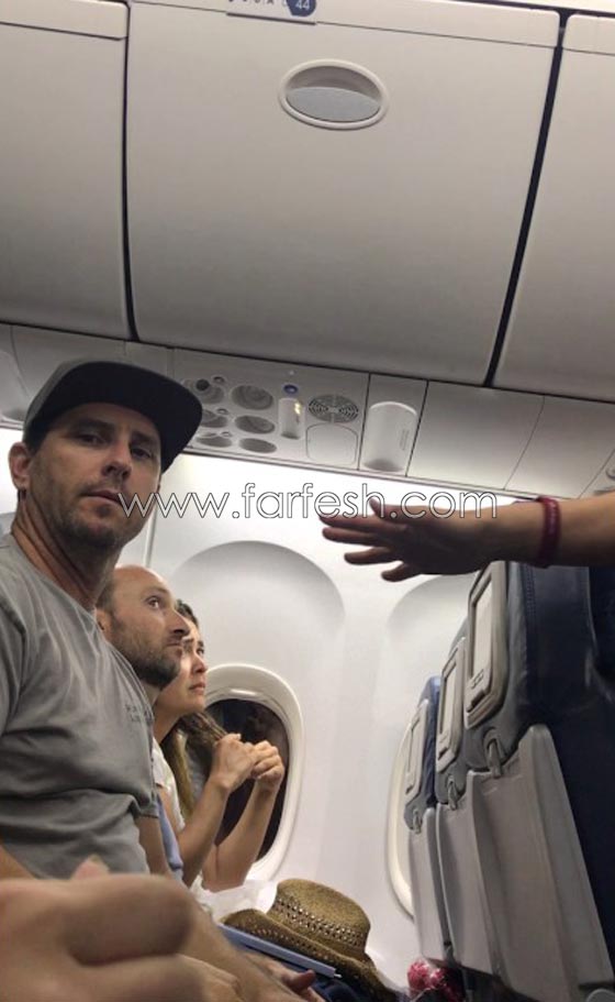 فيديو مروع.. طاقم الطائرة يهدد عائلة بفقد اطفالها ما لم تخلي مكانا لراكب صورة رقم 1