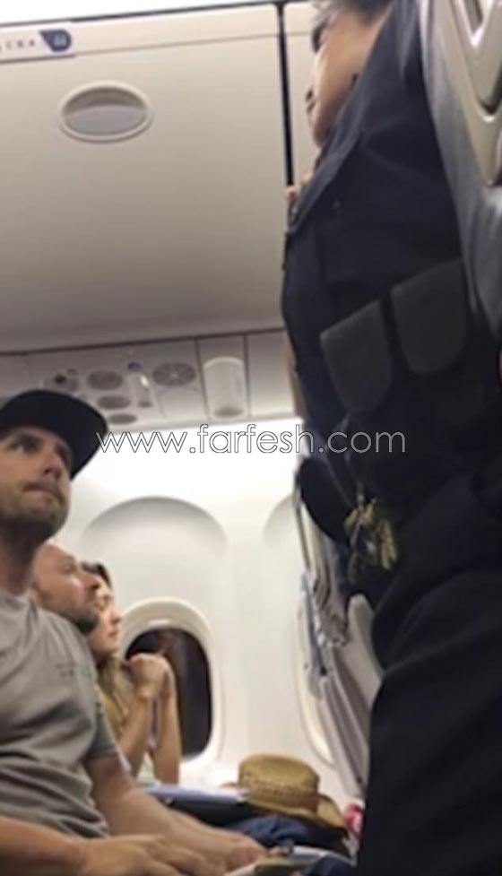فيديو مروع.. طاقم الطائرة يهدد عائلة بفقد اطفالها ما لم تخلي مكانا لراكب صورة رقم 3