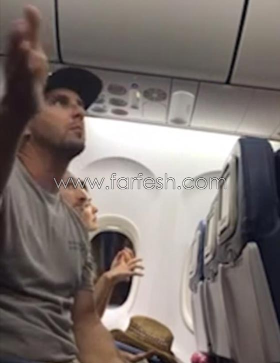 فيديو مروع.. طاقم الطائرة يهدد عائلة بفقد اطفالها ما لم تخلي مكانا لراكب صورة رقم 4