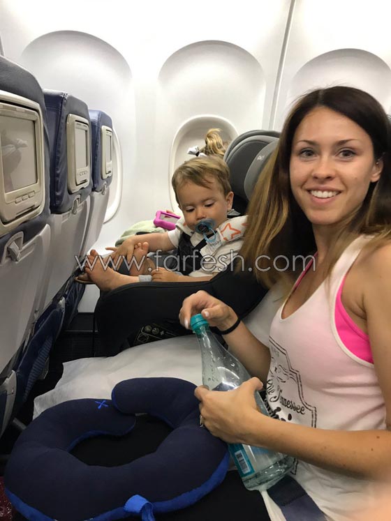 فيديو مروع.. طاقم الطائرة يهدد عائلة بفقد اطفالها ما لم تخلي مكانا لراكب صورة رقم 8