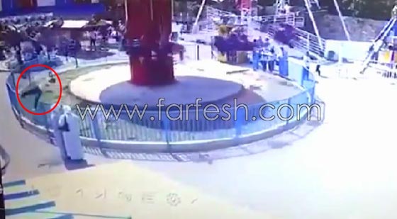 طفلة فلسطينية تسقط من لعبة ملاهي على معلمتين وتنجو باعجوبة.. فيديو صورة رقم 2