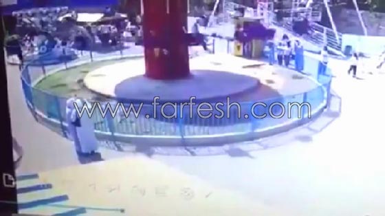 طفلة فلسطينية تسقط من لعبة ملاهي على معلمتين وتنجو باعجوبة.. فيديو صورة رقم 3