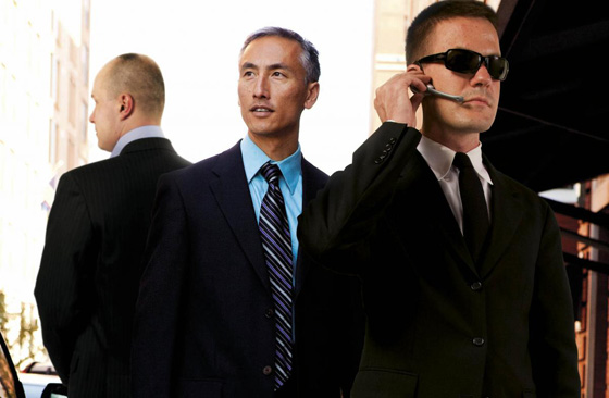 ما هو سر النظارات السوداء التي يرتديها الحراس الشخصيون (بودي غارد)؟ صورة رقم 4