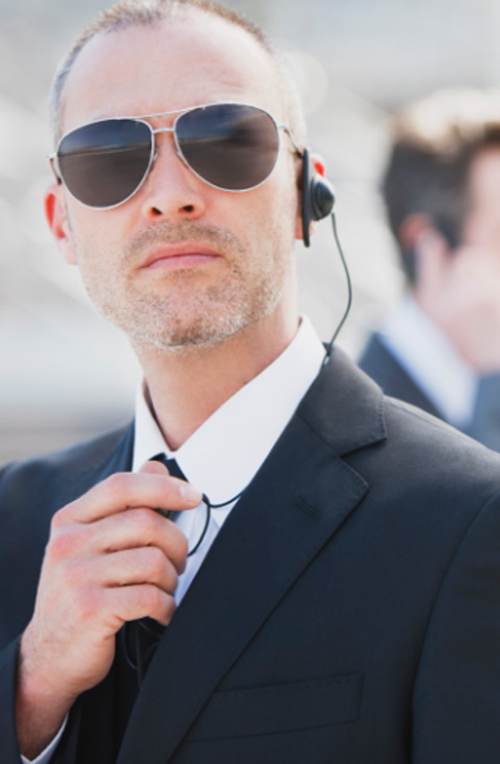 ما هو سر النظارات السوداء التي يرتديها الحراس الشخصيون (بودي غارد)؟ صورة رقم 7