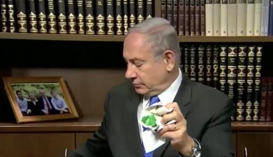 هكذا مزّق رئيس الحكومة الاسرائيلي وثيقة حماس الجديدة.. فيديو صورة رقم 2