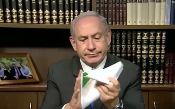 هكذا مزّق رئيس الحكومة الاسرائيلي وثيقة حماس الجديدة.. فيديو صورة رقم 1