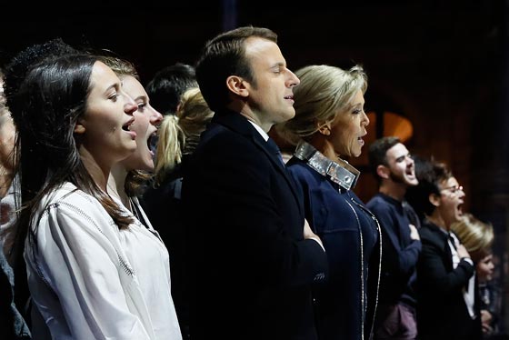 سيدة فرنسا الاولى.. معلمة الدراما تبحث عن دور جديد في السياسة  صورة رقم 16