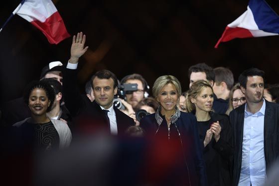 سيدة فرنسا الاولى.. معلمة الدراما تبحث عن دور جديد في السياسة  صورة رقم 19