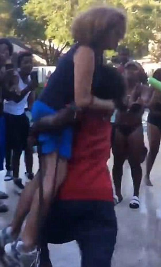 ما الذي يحدث في عالمنا؟ مسنة طلبت من شبان خفض الموسيقى فماذا فعلوا بها؟ صورة رقم 3