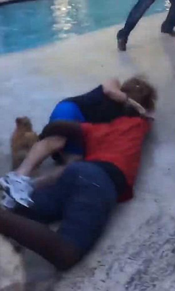 ما الذي يحدث في عالمنا؟ مسنة طلبت من شبان خفض الموسيقى فماذا فعلوا بها؟ صورة رقم 4