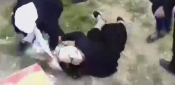  تكريم مخجل ومهين لذوي ضحايا النظام يغضب انصار الاسد.. فيديو صورة رقم 1