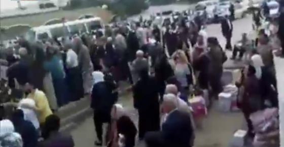  تكريم مخجل ومهين لذوي ضحايا النظام يغضب انصار الاسد.. فيديو صورة رقم 2