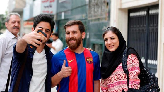 اعتقل بسبب المعجبين حوله.. شبيه ميسي الايراني يجلب المشاكل لنفسه صورة رقم 2