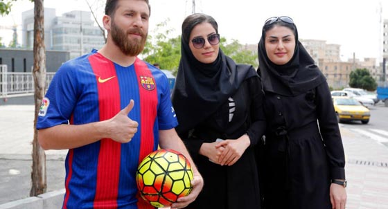 اعتقل بسبب المعجبين حوله.. شبيه ميسي الايراني يجلب المشاكل لنفسه صورة رقم 3