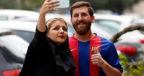 اعتقل بسبب المعجبين حوله.. شبيه ميسي الايراني يجلب المشاكل لنفسه صورة رقم 4