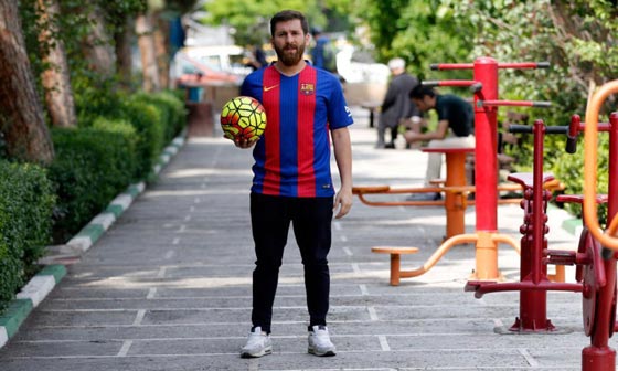 اعتقل بسبب المعجبين حوله.. شبيه ميسي الايراني يجلب المشاكل لنفسه صورة رقم 5