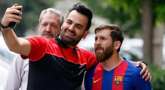 اعتقل بسبب المعجبين حوله.. شبيه ميسي الايراني يجلب المشاكل لنفسه صورة رقم 6