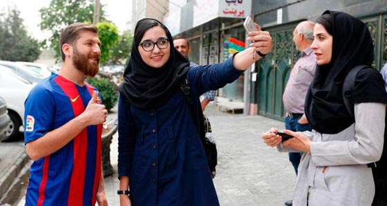 اعتقل بسبب المعجبين حوله.. شبيه ميسي الايراني يجلب المشاكل لنفسه صورة رقم 9