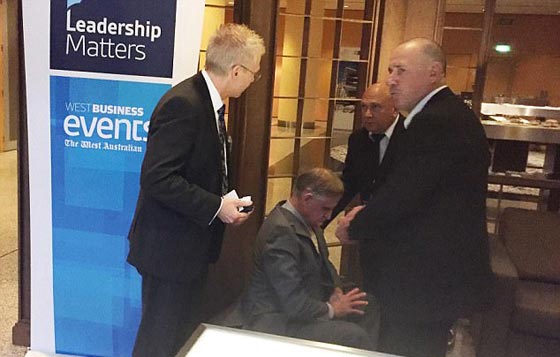 فيديو: مجهول يقذف فطيرة على وجه رئيس طيران أثناء خطاب.. لن تصدق رد فعله! صورة رقم 4