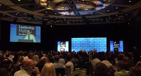 فيديو: مجهول يقذف فطيرة على وجه رئيس طيران أثناء خطاب.. لن تصدق رد فعله! صورة رقم 5