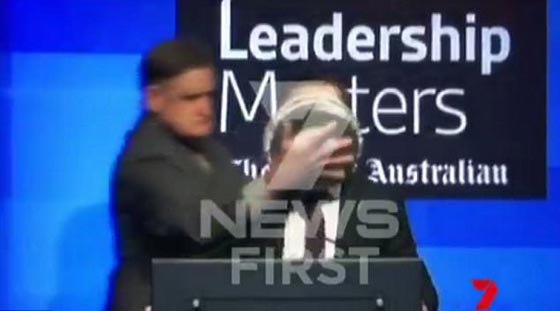 فيديو: مجهول يقذف فطيرة على وجه رئيس طيران أثناء خطاب.. لن تصدق رد فعله! صورة رقم 6