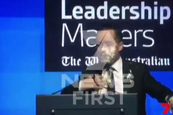 فيديو: مجهول يقذف فطيرة على وجه رئيس طيران أثناء خطاب.. لن تصدق رد فعله! صورة رقم 7