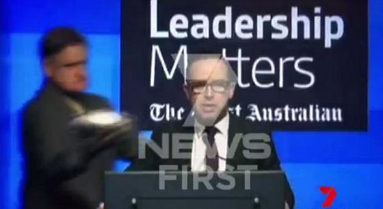 فيديو: مجهول يقذف فطيرة على وجه رئيس طيران أثناء خطاب.. لن تصدق رد فعله! صورة رقم 8