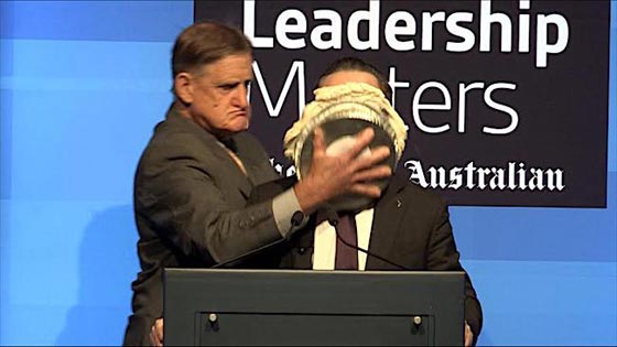 فيديو: مجهول يقذف فطيرة على وجه رئيس طيران أثناء خطاب.. لن تصدق رد فعله! صورة رقم 1