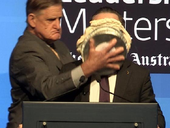 فيديو: مجهول يقذف فطيرة على وجه رئيس طيران أثناء خطاب.. لن تصدق رد فعله! صورة رقم 3