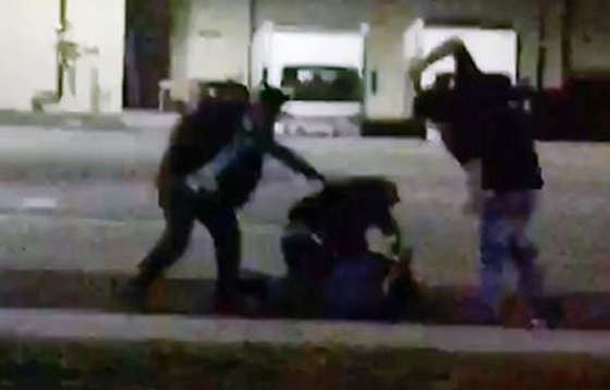 فيديو صادم: خناقة جماعية في حفل زفاف وضيوف بثياب فاخرة يضربون ويركلون!  صورة رقم 2