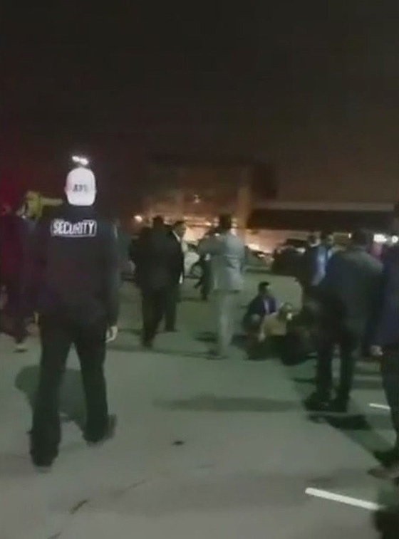 فيديو صادم: خناقة جماعية في حفل زفاف وضيوف بثياب فاخرة يضربون ويركلون!  صورة رقم 8