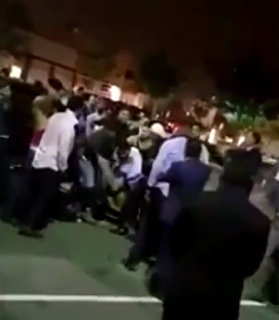 فيديو صادم: خناقة جماعية في حفل زفاف وضيوف بثياب فاخرة يضربون ويركلون!  صورة رقم 6