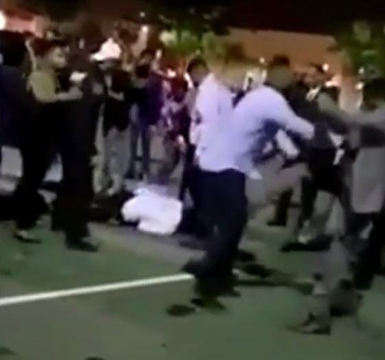 فيديو صادم: خناقة جماعية في حفل زفاف وضيوف بثياب فاخرة يضربون ويركلون!  صورة رقم 5