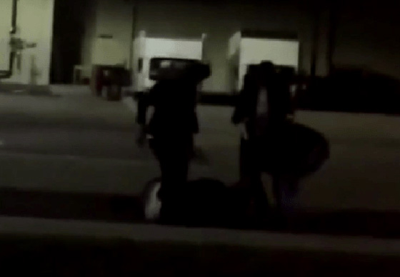 فيديو صادم: خناقة جماعية في حفل زفاف وضيوف بثياب فاخرة يضربون ويركلون!  صورة رقم 7