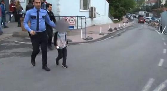 فيديو مروع: عاملة ماكدونالدز تسكب ماء ساخناً على طفل سوري لابعاده! صورة رقم 1