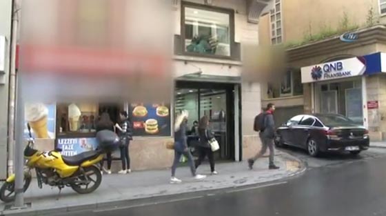 فيديو مروع: عاملة ماكدونالدز تسكب ماء ساخناً على طفل سوري لابعاده! صورة رقم 2