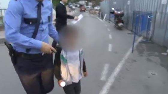 فيديو مروع: عاملة ماكدونالدز تسكب ماء ساخناً على طفل سوري لابعاده! صورة رقم 3