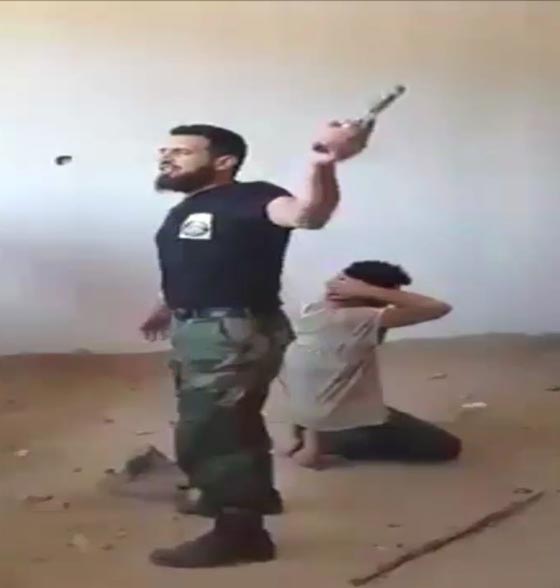 بالفيديو قائد بالجيش الليبي يعدم داعشياً.. يثير جدلا واسعا صورة رقم 1