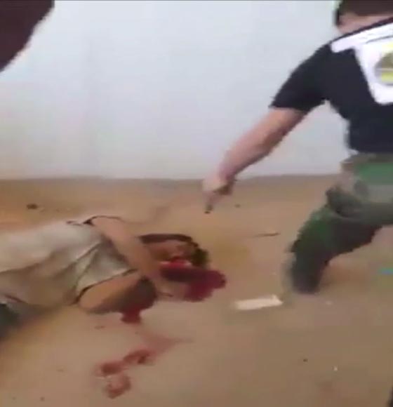 بالفيديو قائد بالجيش الليبي يعدم داعشياً.. يثير جدلا واسعا صورة رقم 2