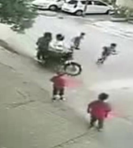 فيديو صادم..  لحظة سرقة طفلا يلعب مع أصدقائه في الشارع  صورة رقم 1