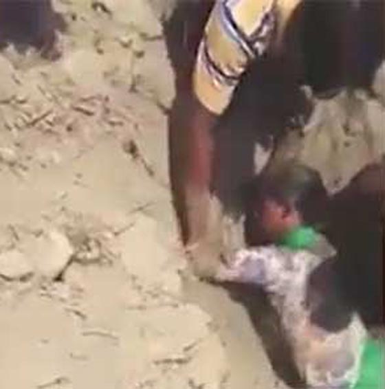 انتشال فتاة من حفرة بعد ساعتين من دفنها حية.. فيديو صورة رقم 1
