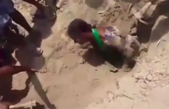 انتشال فتاة من حفرة بعد ساعتين من دفنها حية.. فيديو صورة رقم 2